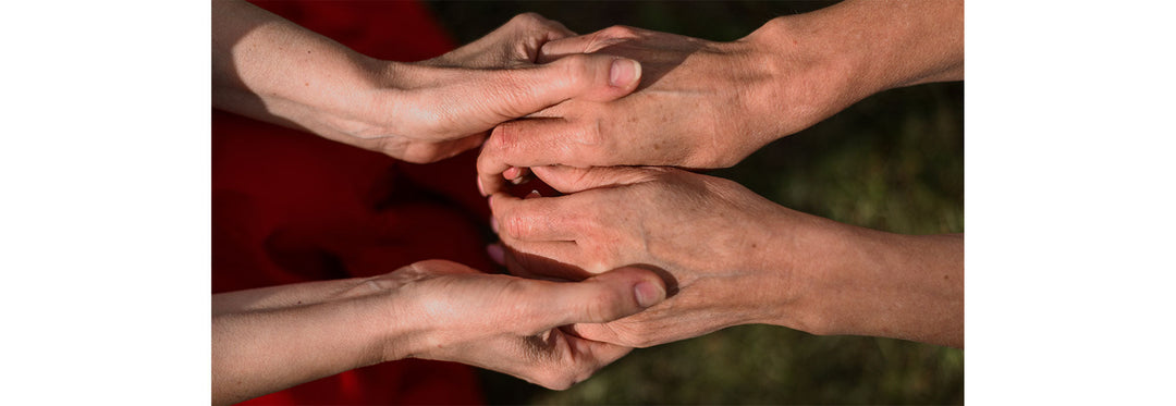 Cuando un adulto mayor se quita la ropa o el pañal durante la noche: por qué ocurre y qué puede ayudar